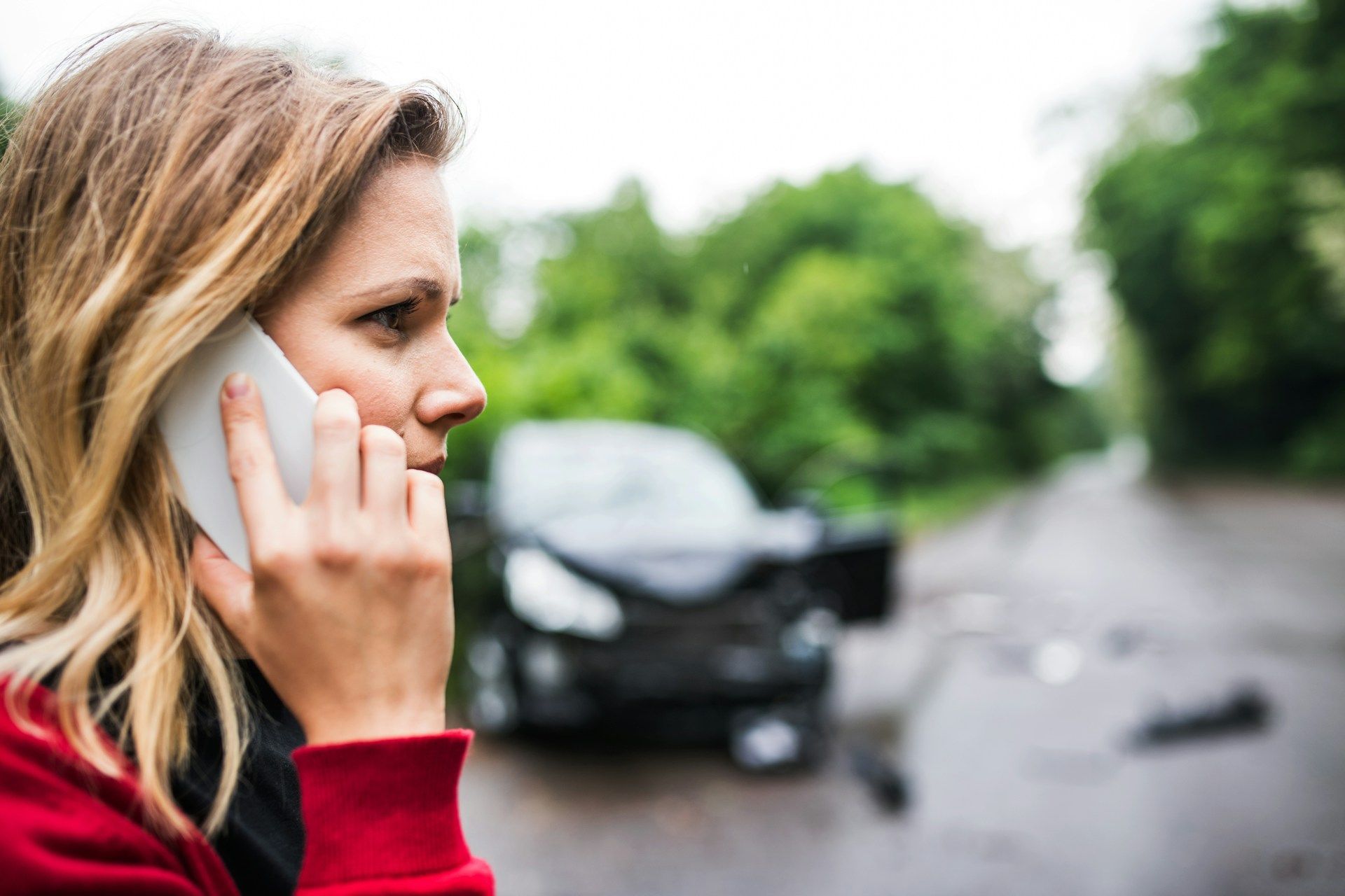 woman calling 911 after car accident